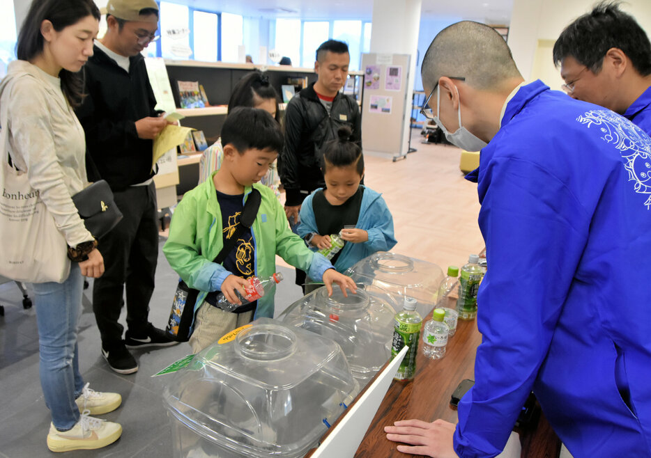 ペットボトルの分別に挑戦する子ども（宇治市宇治・クリーンパーク折居）