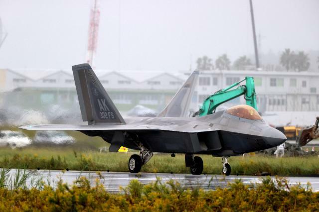 航空自衛隊新田原基地に初めて飛来した米軍機Ｆ２２＝２２日午前、新富町