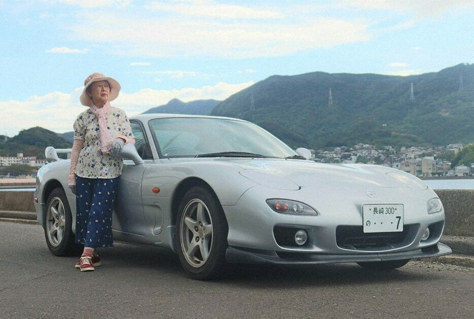 ２５年間乗ってきたスポーツカー「ＲＸ－７」を免許返納を機に手放す西本尚子さん＝長崎県時津町で２０２４年９月１６日午後３時４２分、川島一起撮影