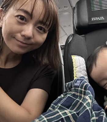 行きの飛行機の中で…最初は寝てくれていたのですが…　写真/著者提供