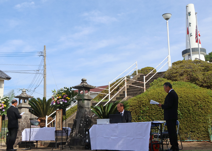 小林会長が祭詞を読み上げた慰霊祭＝大村市、慰霊塔公園