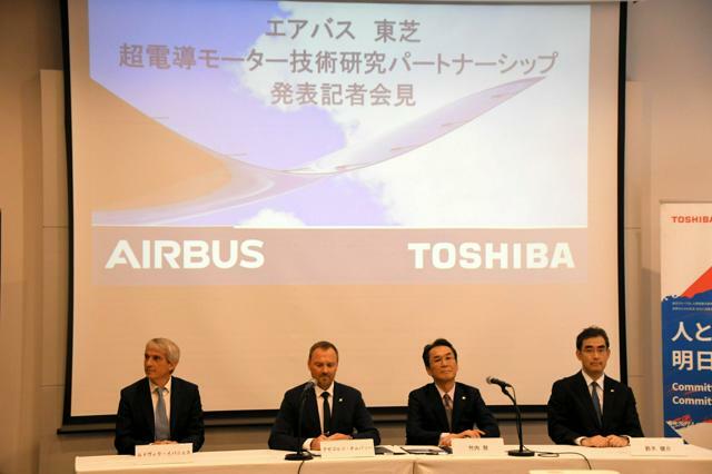 水素航空機に向けた超電導モーターの共同研究について説明するエアバスと東芝の幹部ら=2024年10月16日、東京都江東区、高橋豪撮影