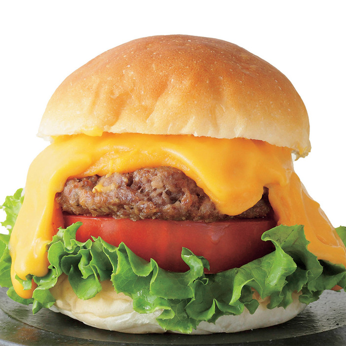 『The Cheese Burger ESSEN』の「インカのめざめのはみ出るポテトチーズバーガー」1458円。提供：10月16日～22日、各日50食限定