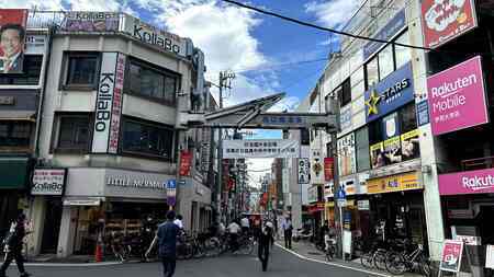 色と看板の洪水のような学芸大学駅の西口商店街の風景（写真：編集部撮影）