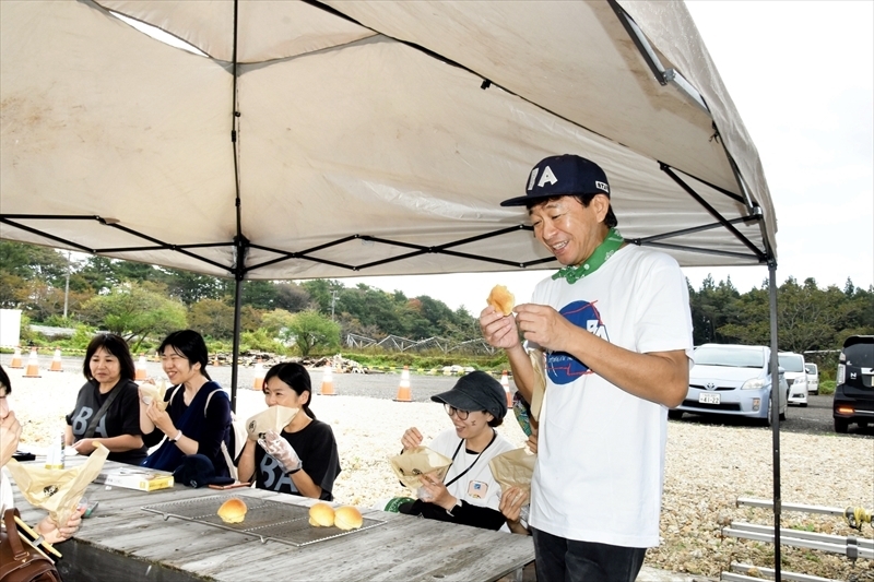 パン焼き体験で来場者と触れ合う城島さん（右）