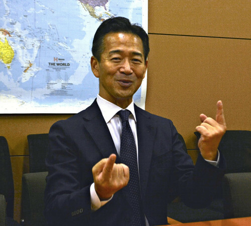 岡本三成氏