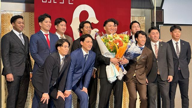 総勢11人が梶谷隆幸選手の引退会見にサプライズ登場