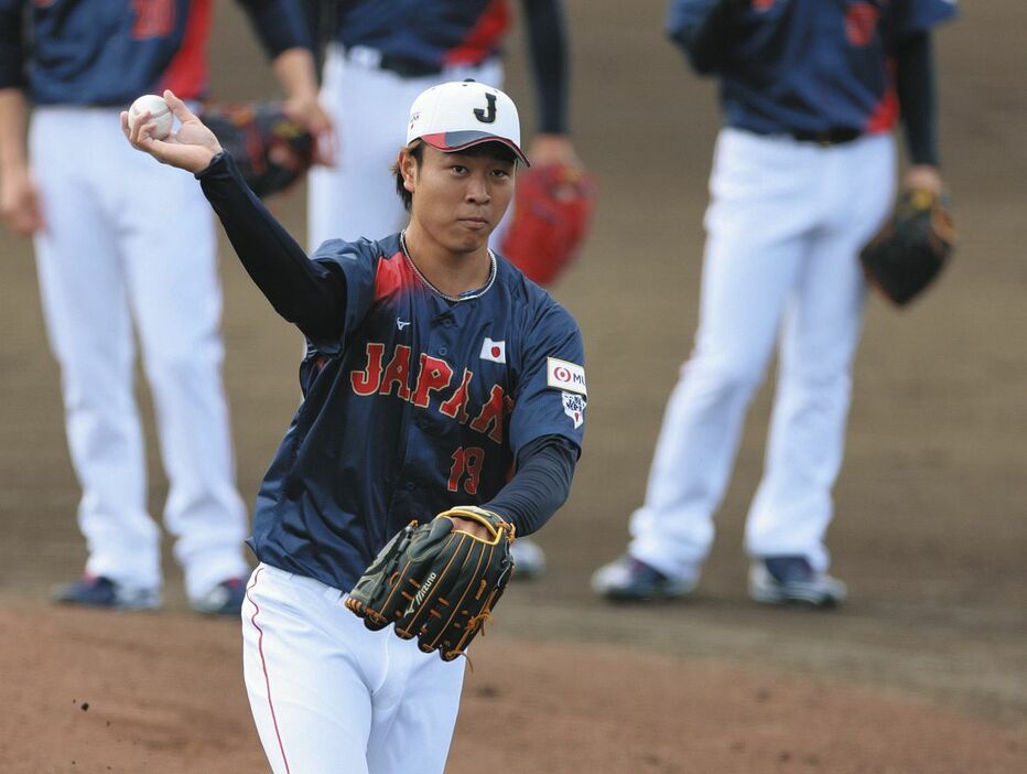 投内連携の練習をする野球日本代表の高橋