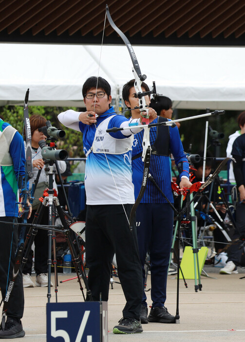 アーチェリーの全日本選手権は２６日、東京・夢の島公園アーチェリー場で男女リカーブが行われ、今大会限りで現役を引退する古川高晴は、予選６位で上位３２人による決勝トーナメントに進み、２回戦で敗れた。