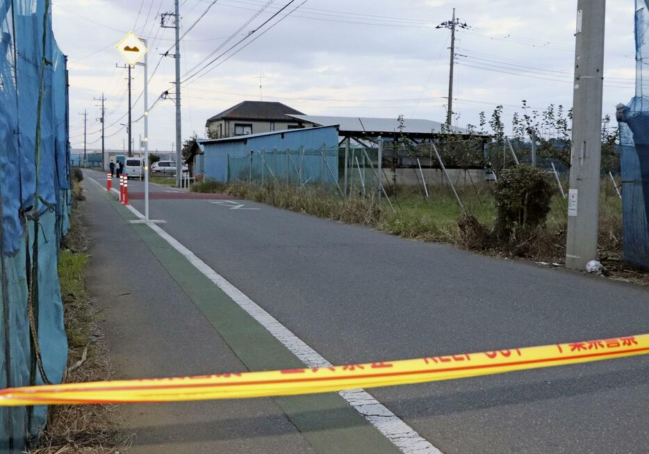 規制線が張られた千葉県市川市の現場付近＝17日午後4時58分