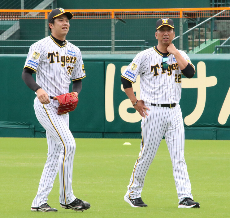 阪神の藤川球児新監督（右）が２２日、甲子園球場で始まった秋季練習に参加した。４年ぶりに背番号２２のユニホームに袖を通し、「選手やスタッフからはいいんじゃないかと言ってもらえた」などと笑顔で話した。