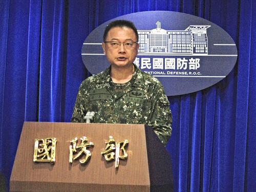 中国軍が台湾を取り囲む形で実施した大規模軍事演習について説明する台湾国防部（国防省）の報道官（１４日、台北市で）＝園田将嗣撮影