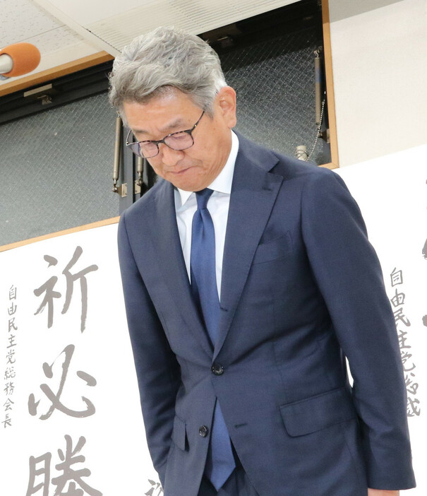 支援者に頭を下げる武田良太元総務相＝２７日深夜、福岡県田川市