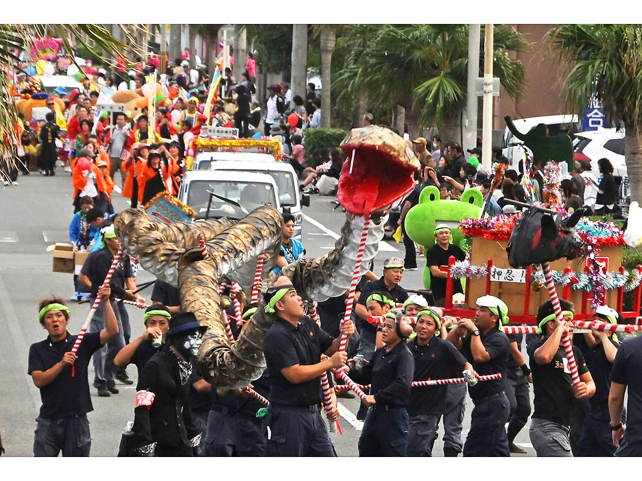 千人が参加したどんどん祭のパレード＝26日、鹿児島県徳之島町