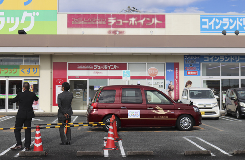 【中継地を出発する予約制乗り合いタクシー＝明和町金剛坂で】