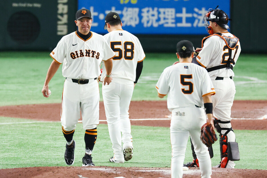 プロ野球ＣＳ・巨人―ＤｅＮＡ。６回、マウンドに向かう巨人の阿部監督（左端）。左から２人目は降板する３番手の船迫＝１８日、東京ドーム