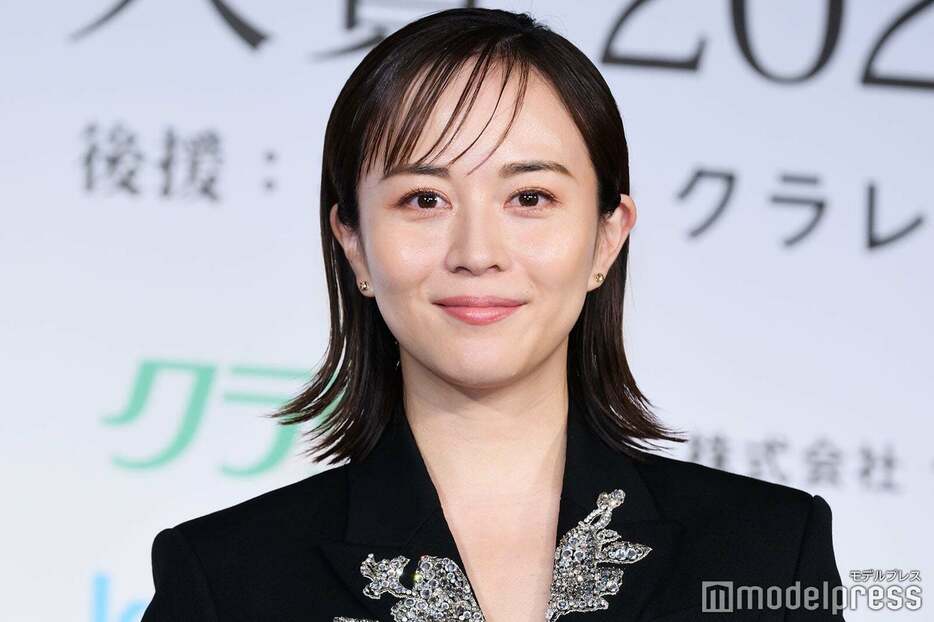 「第20回クラリーノ 美脚大賞2024」30代部門受賞の比嘉愛未