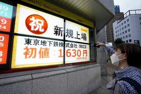 東京メトロが上場し、初値1630円を付けたことを示す株価ボード（写真：共同通信社）