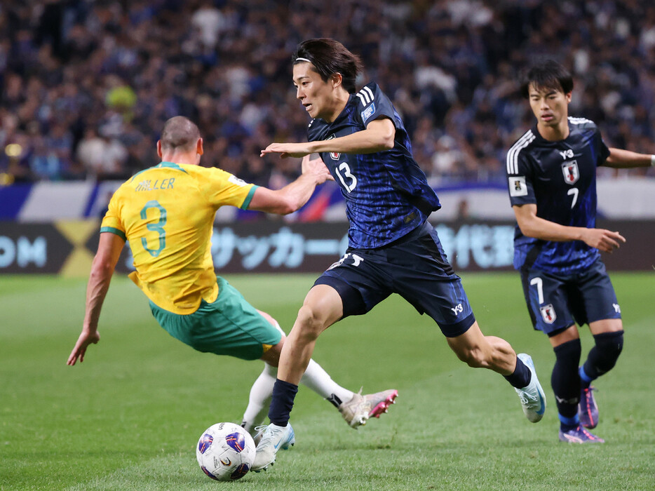 サッカー・ワールドカップ（Ｗ杯）のアジア最終予選は１５日、各地で第４戦が行われ、Ｃ組で８大会連続出場を狙う日本は、埼玉スタジアムでオーストラリアと１―１で引き分けた。写真は後半、攻め込む中村（中央）。