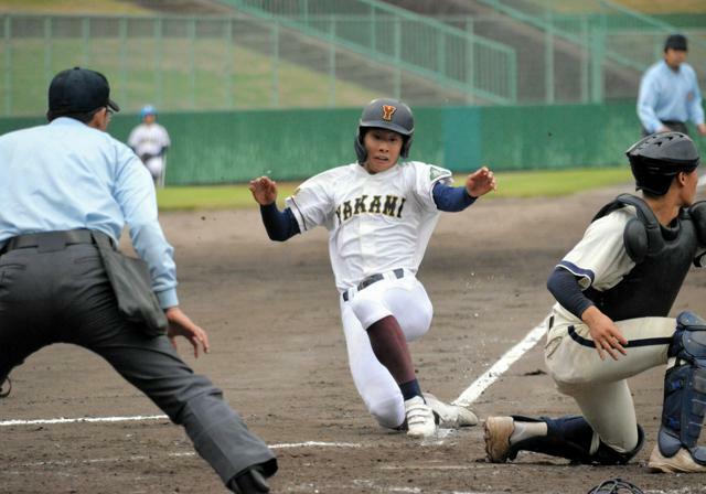 倉敷商―矢上　七回裏、矢上の三塁走者・上田が内野ゴロで生還し、決勝点を挙げる=2024年10月27日、島根県出雲市大社町の県立浜山公園野球場、石川和彦撮影