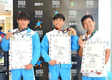 レスリングのフリースタイルで優勝した（左から）少年男子80キロ級の伊藤海里選手、同65キロ級の松原拓郎選手、成年男子86キロ級の白井達也選手＝嬉野市