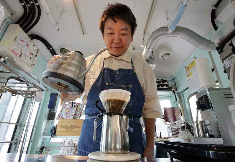 「キャラメルにも合いますよ」と、カフェでコーヒーを淹(い)れる冨山さん