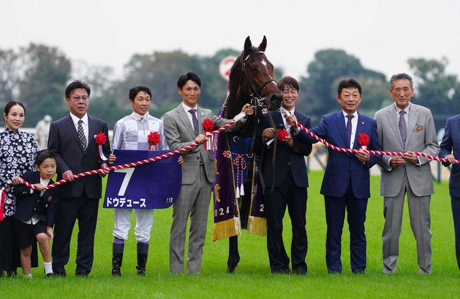 ＜東京11R　天皇賞・秋＞レースを制したドウデュースと騎乗した武豊（左から4人目）、管理する友道師（右から2人目）ら（撮影・郡司　修）