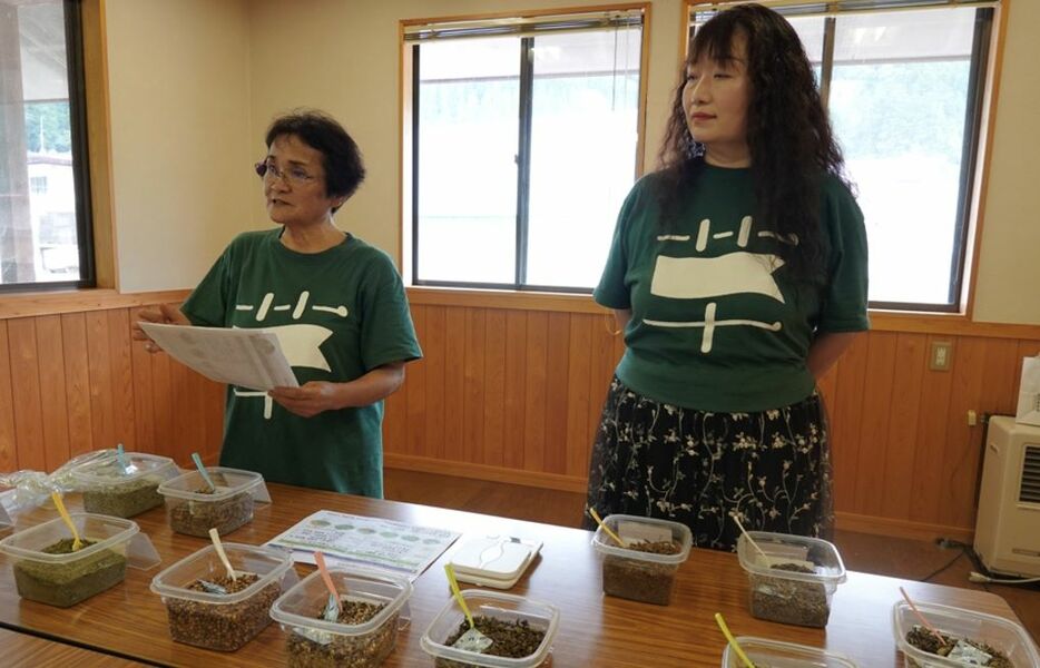 野草茶づくりの講師は畑美貴さん（右）