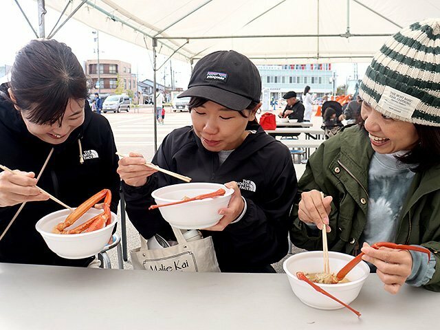 海鮮鍋を味わう来場者