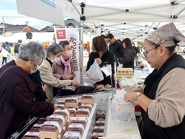 新湊の事業者らが出店しにぎわうマルシェ＝クロスベイ新湊