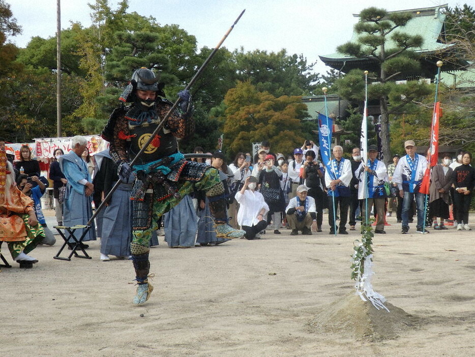 大勢の観客が見守る中で披露された神事＝山口県下関市彦島迫町で2024年10月20日午後３時４０分、橋本勝利撮影