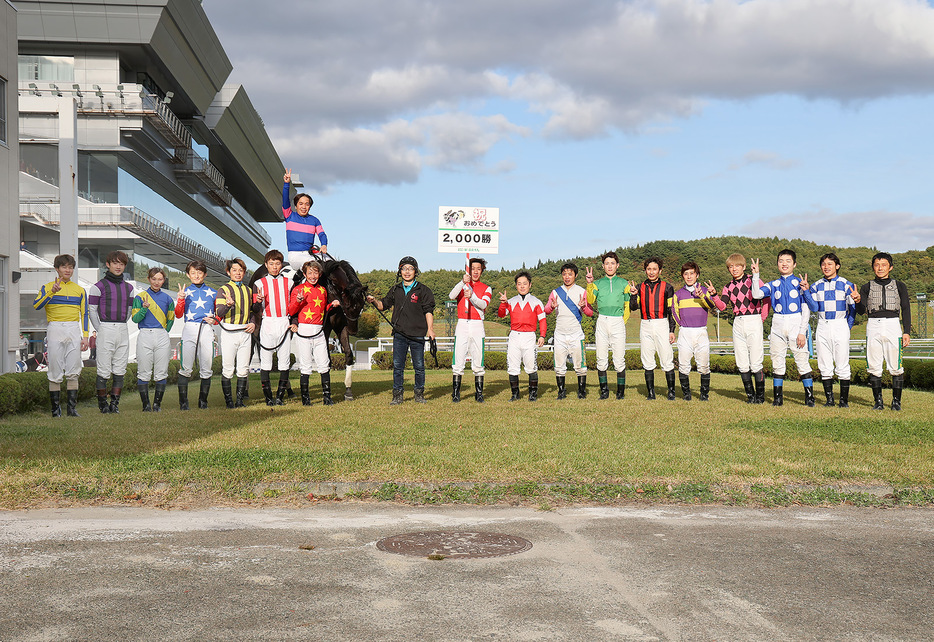 阿部英俊騎手が地方競馬通算2000勝を達成 (C)岩手県競馬組合