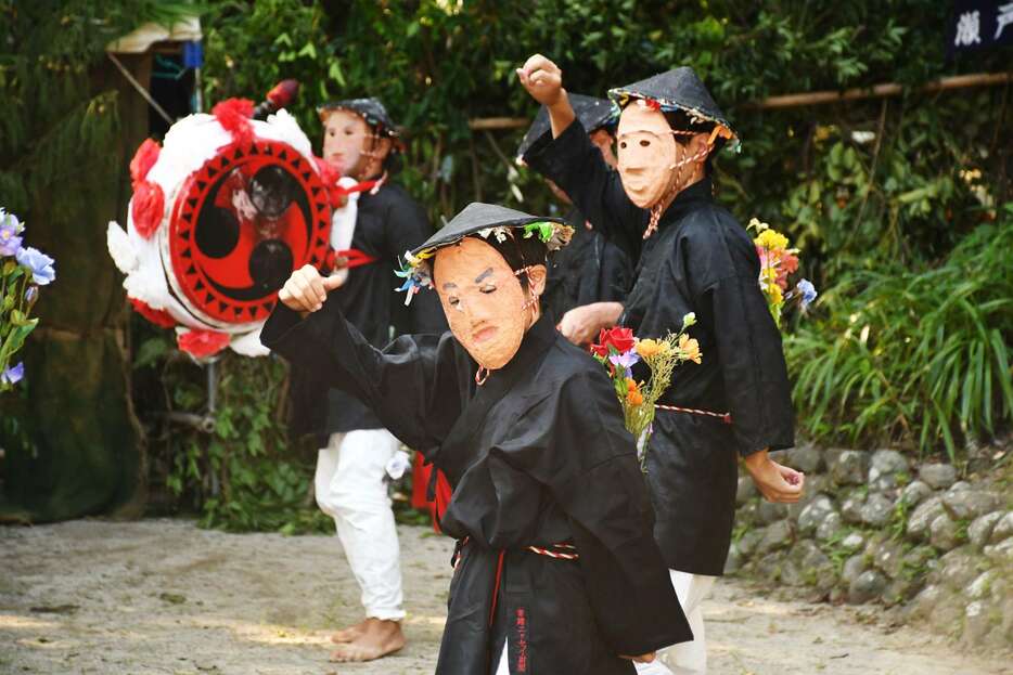 豊作を祈願して踊る「タカキ山」＝１１日、瀬戸内町諸鈍の大屯神社