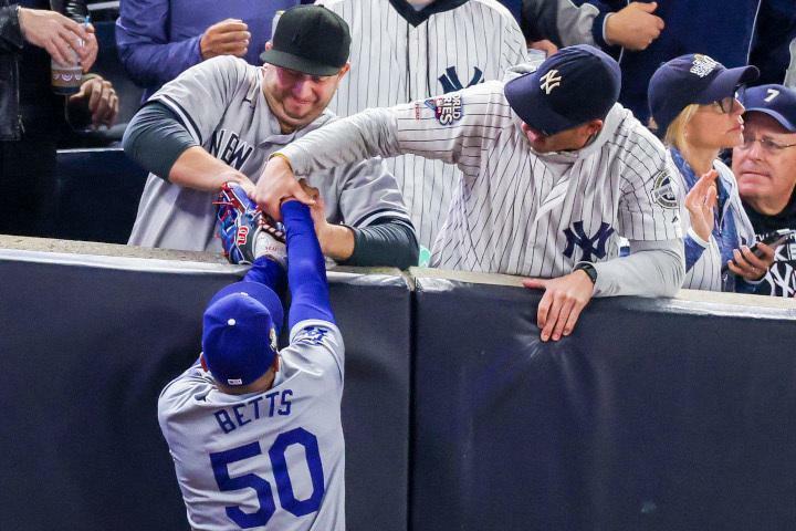 ヤンキースファンがベッツからボールを奪い取ろうとした(C)Getty Images