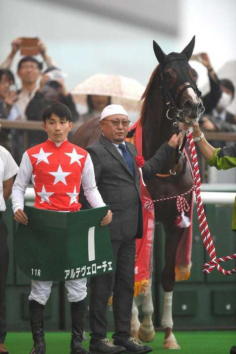 サウジアラビアRCをアルテヴェローチェで制した佐々木大輔騎手と須貝尚介調教師＝5日、東京競馬場（撮影・奈良武）