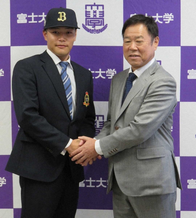 オリックス・福良GM（右）から指名あいさつを受けたドラフト1位・麦谷