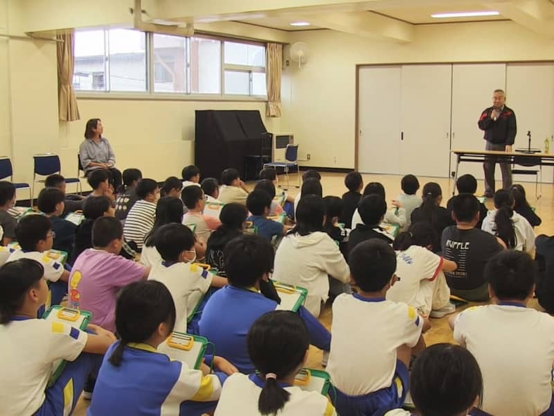 出前授業を受ける児童＝高山市総和町、西小学校