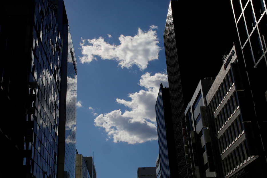 　１０月２２日、日銀が発表した「主要銀行貸出動向アンケート調査」（四半期ごと公表）の１０月調査は、企業向けの資金需要が「増加」したとの回答から「減少」を指し引いた指数（ＤＩ）がプラス９となり、前回７月のプラス６から上昇。写真は２０１７年２月、都内で撮影（２０２４年　ロイター/Toru Hanai）