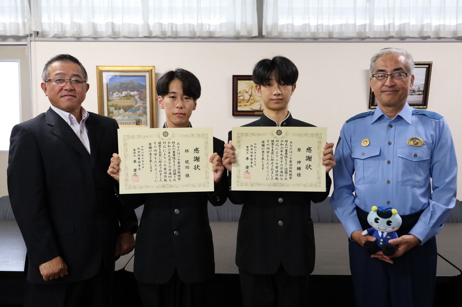 車署長（右）から感謝状を受け取った原さん（右から２人目）と林さん（左から２人目）＝佐世保市八幡町、県立佐世保北高