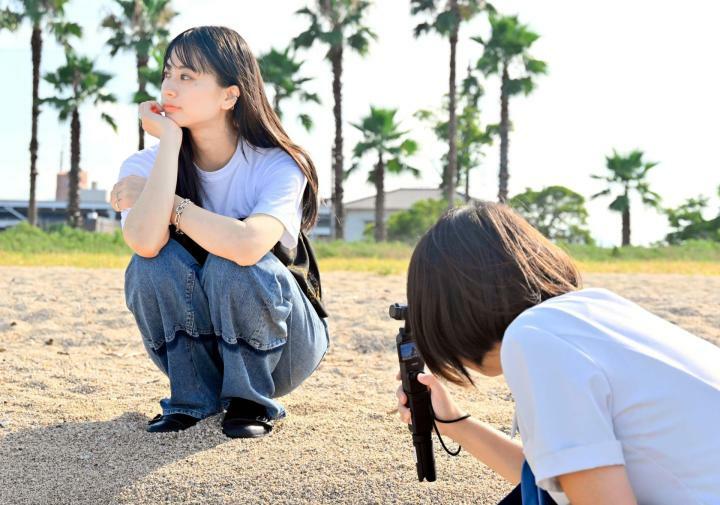 織田が浜で撮影に臨む木野山さん（左）