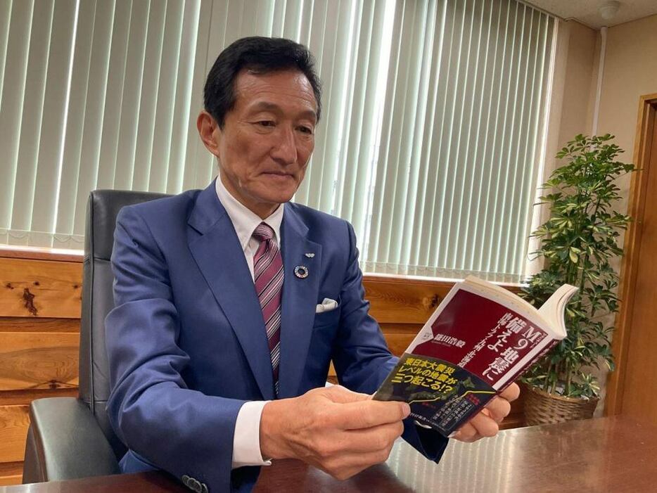 鎌田さんの本を厳しい表情で読んだ