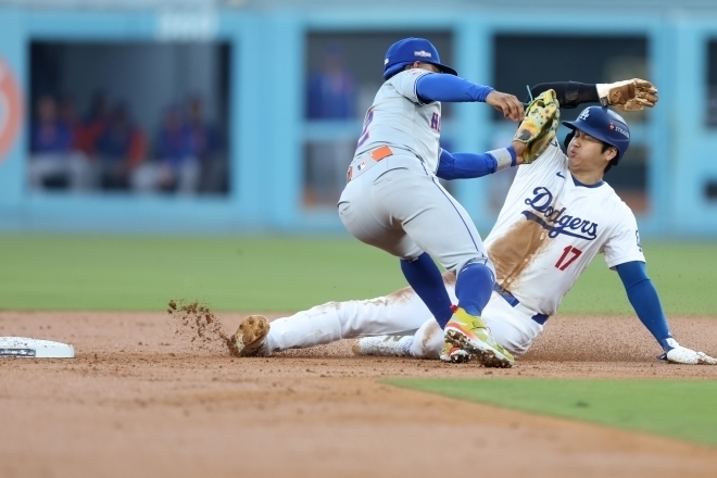 惜しくも盗塁が失敗に終わった大谷。ポストシーズンで初のチャレンジだった。(C)Getty Images