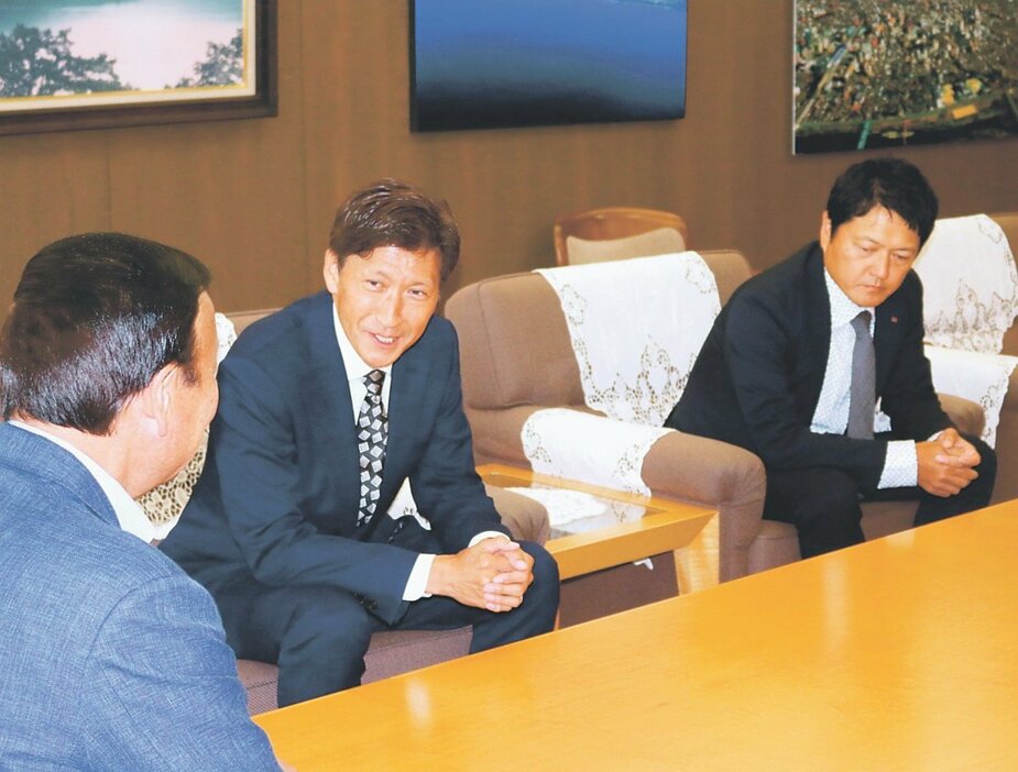 Ｂプレミア参入決定を藤井市長（左）に報告する高堂社長（中央）と石崎会長＝富山市役所