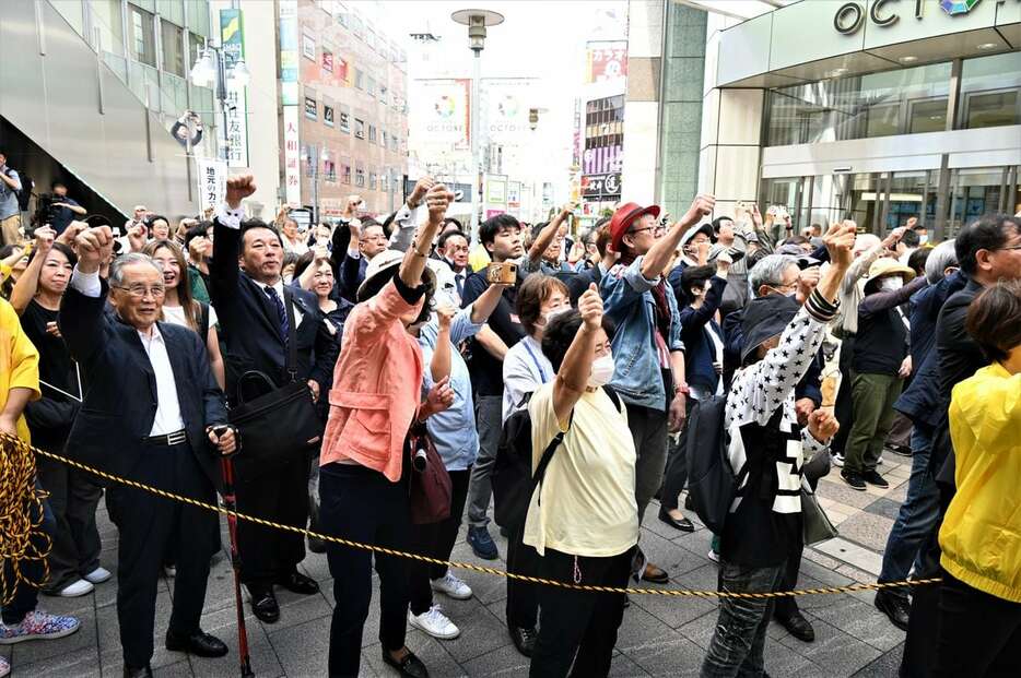 衆院選東京24区の候補者の街頭演説会に駆け付けた聴衆＝15日午前、東京都八王子市（奥原慎平撮影）