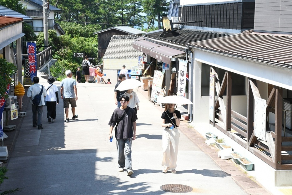 多くの観光客が訪れた出雲市大社町日御碕地区の飲食店街＝９月