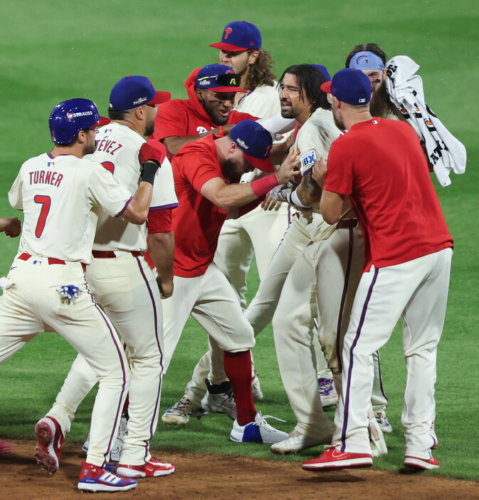 米大リーグのプレーオフは６日、各地でナ・リーグの地区シリーズ（５回戦制）第２戦が行われ、フィリーズはメッツに７―６でサヨナラ勝ちし、１勝１敗とした。写真は喜ぶフィリーズナイン＝フィラデルフィア