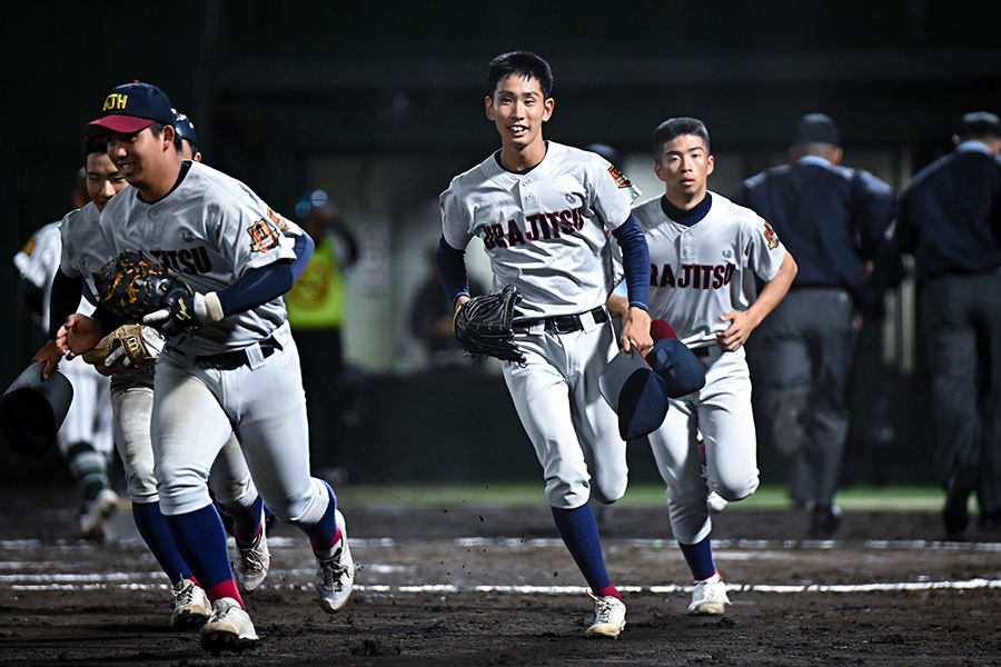 勝利直後、少し笑顔を見せながら応援スタンドへ走る石戸【写真：中戸川知世】