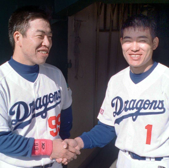 〈資料写真〉１９９９年１１月、プロ野球セ・リーグの東西対抗試合で鹿児島市を訪れた中日の井上一樹選手（左）と福留孝介選手