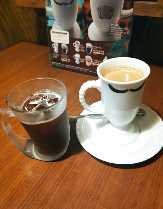 「びっくりドンキー」のアイスコーヒーとホットコーヒー