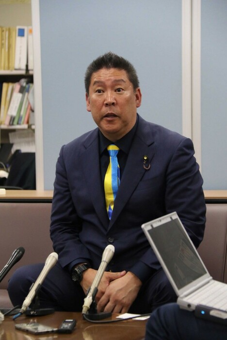 兵庫県知事選への立候補を表明し、会見する立花孝志氏＝24日、兵庫県庁